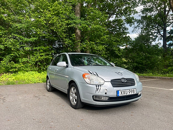 Hyundai Accent 2 of 5