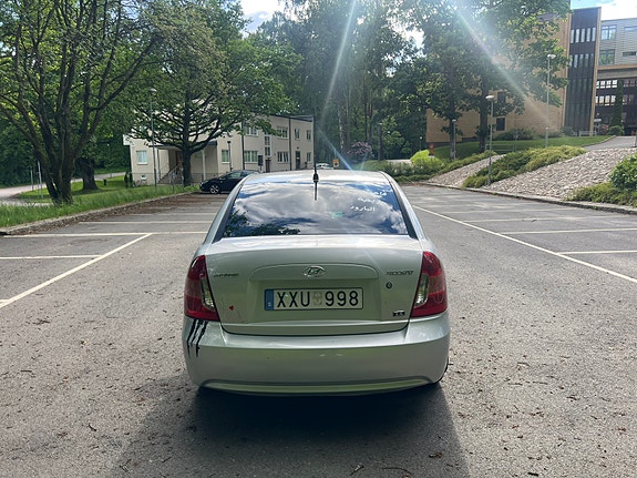 Hyundai Accent 4 of 5