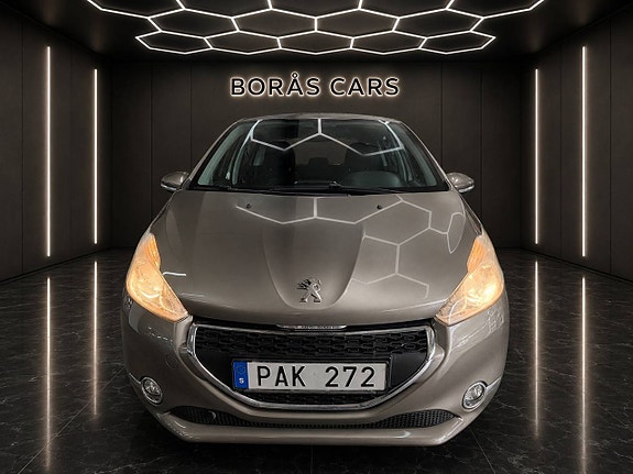 Peugeot 208 2 of 5