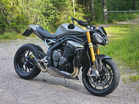 Triumph Speed Triple 1200 RS 2 of 11