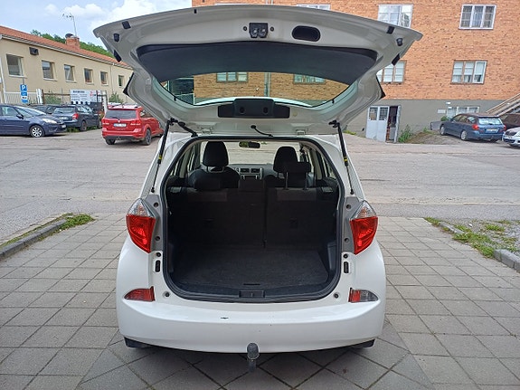 Toyota Verso-S 12 of 24