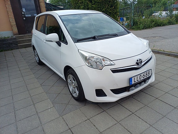 Toyota Verso-S 2 of 5
