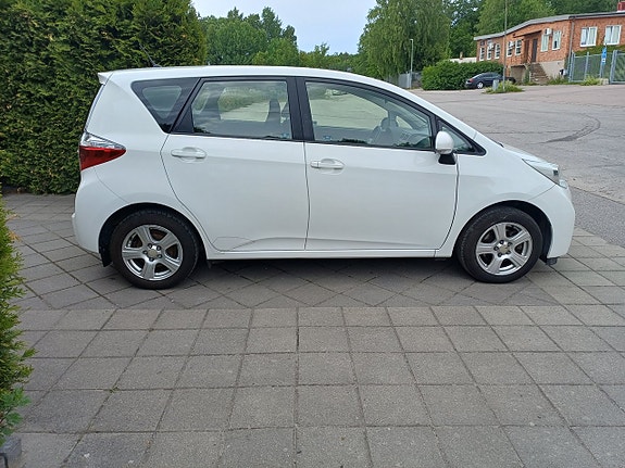 Toyota Verso-S 10 of 24