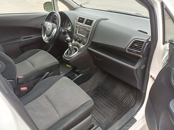 Toyota Verso-S 14 of 24