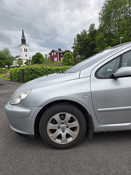 Peugeot 307 SW 2 of 5