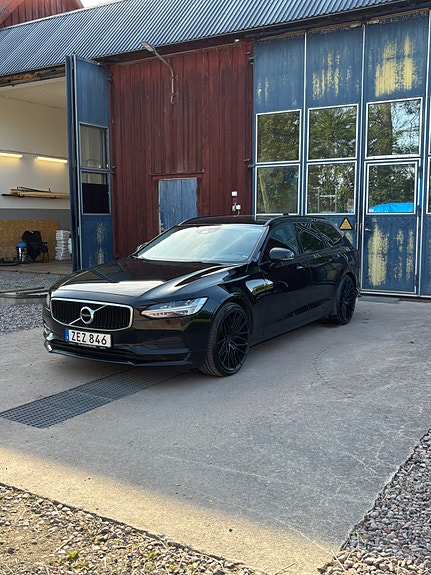 Volvo V90 2 of 5