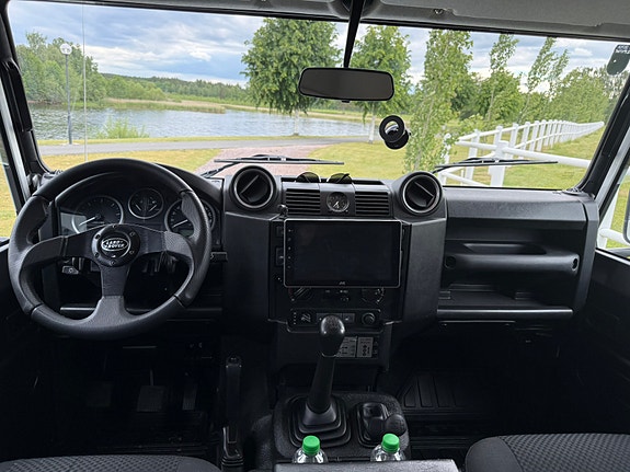 Land Rover Defender 110 4 of 5