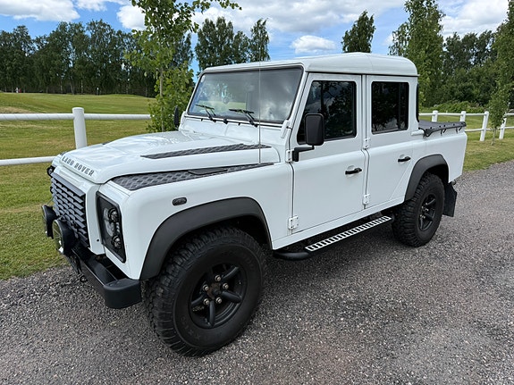 Land Rover Defender 110 2 of 5