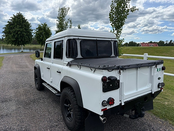 Land Rover Defender 110 3 of 5