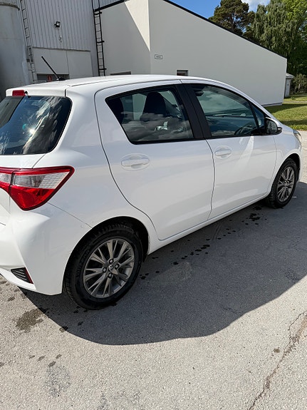 Toyota Yaris 3 of 5