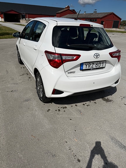 Toyota Yaris 2 of 5