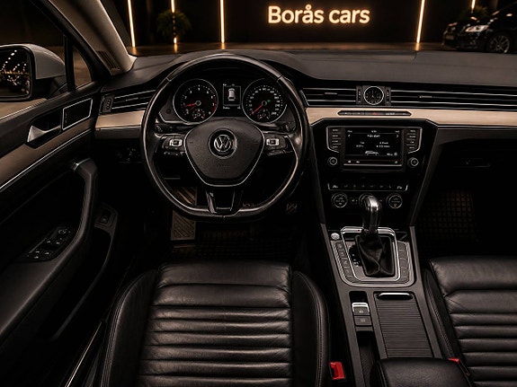Volkswagen Passat 12 of 17
