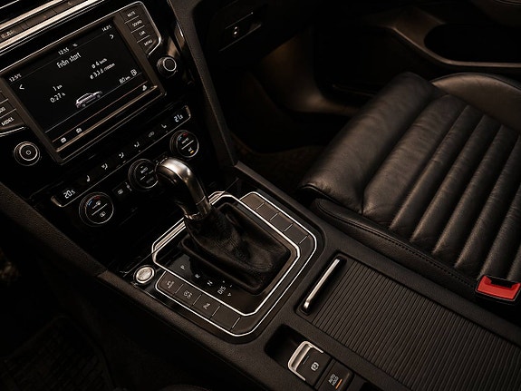Volkswagen Passat 13 of 17