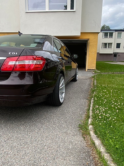 Mercedes-Benz E220 2 of 5