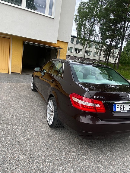 Mercedes-Benz E220 4 of 5
