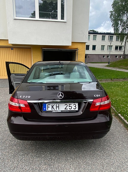 Mercedes-Benz E220 3 of 5