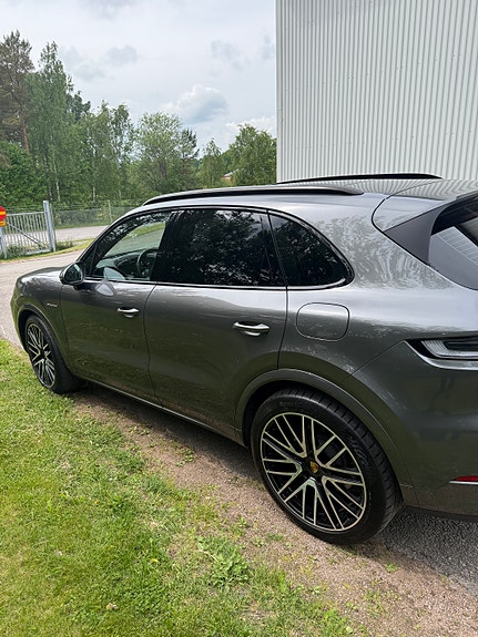 Porsche Cayenne 3 of 5