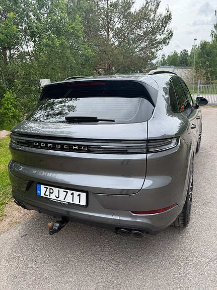 Porsche Cayenne 4 of 5