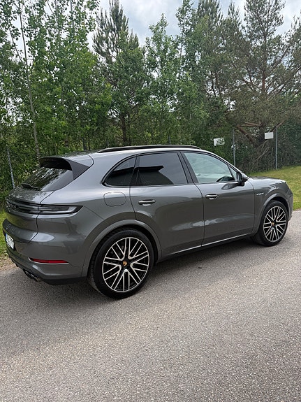 Porsche Cayenne 2 of 5