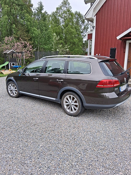 Volkswagen Passat Alltrack 2 of 3