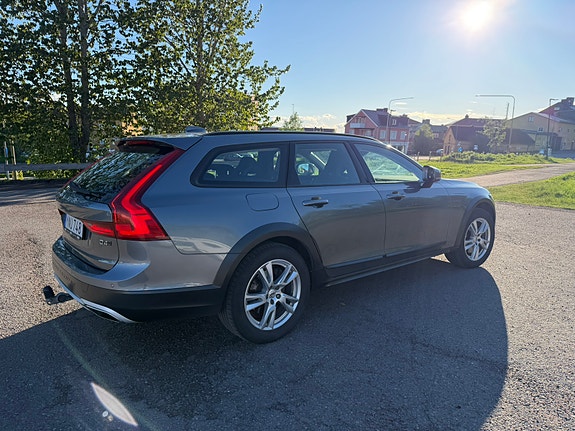 Volvo V90 Cross Country 3 of 5
