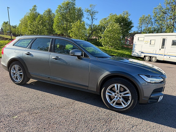 Volvo V90 Cross Country 2 of 5