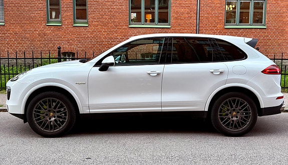 Porsche Cayenne S 3 of 5