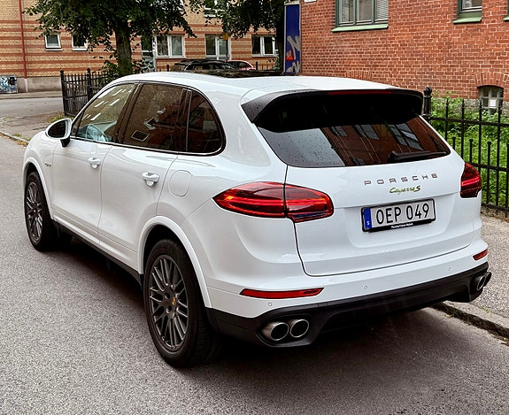 Porsche Cayenne S 4 of 5