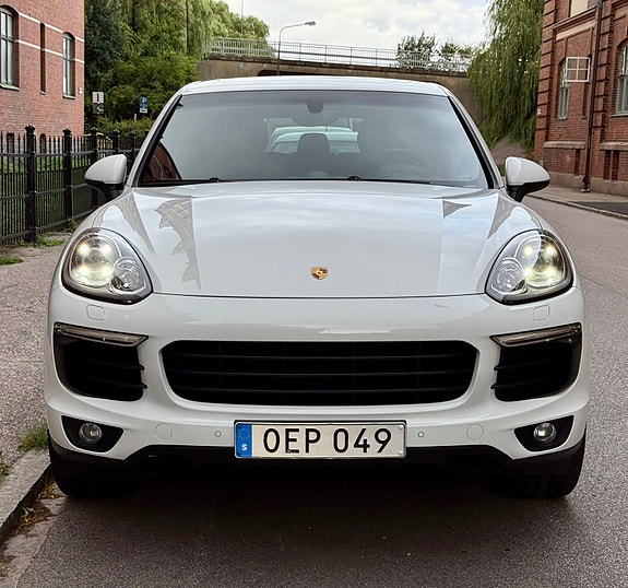 Porsche Cayenne S 2 of 5