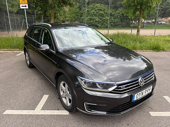 Volkswagen Passat 2 of 5