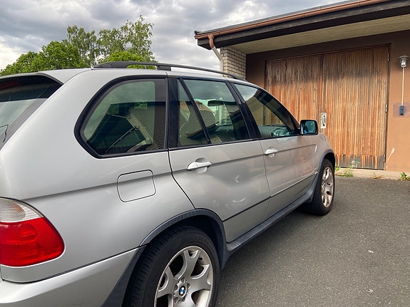 BMW X5 2 of 4