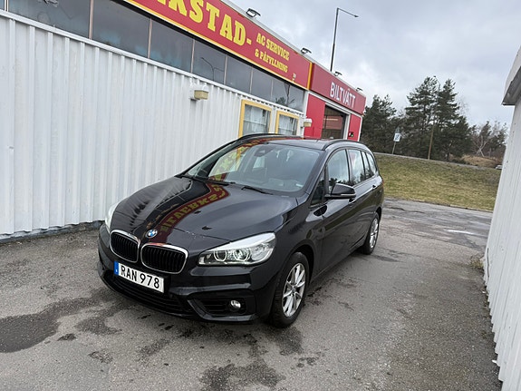 BMW 218i 3 of 7