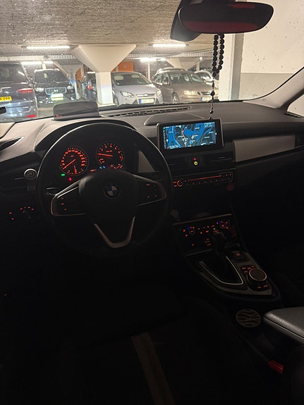 BMW 218i 5 of 7