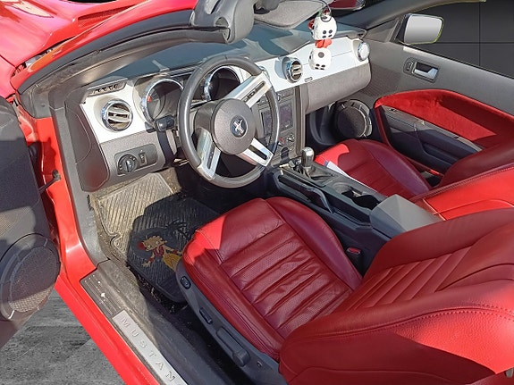 Ford Mustang 4 of 7