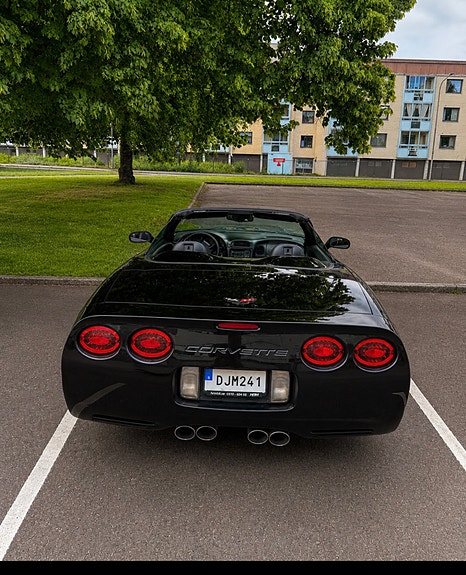 Chevrolet Corvette 4 of 5