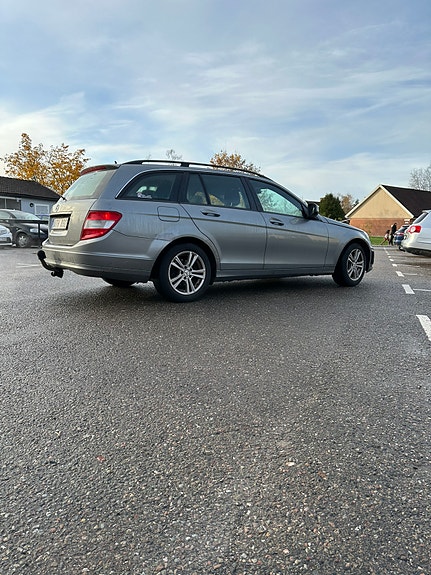 Mercedes-Benz C180 3 of 5
