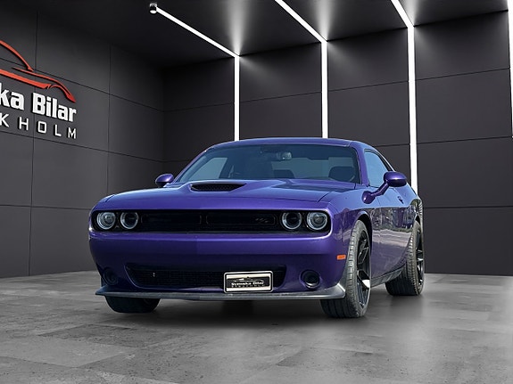 Dodge Challenger 2 of 5