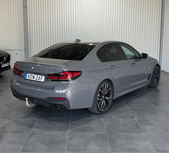 BMW M550i 4 of 5