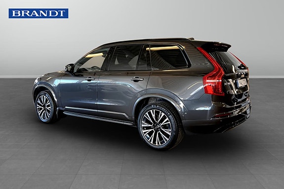 Volvo XC90 2 of 9