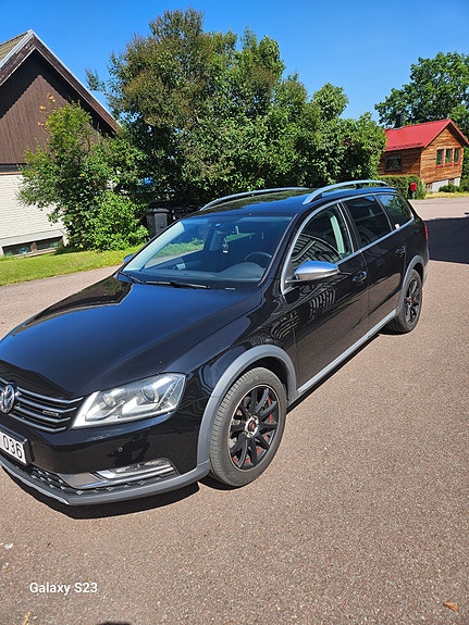 Volkswagen Passat Alltrack 2 of 3
