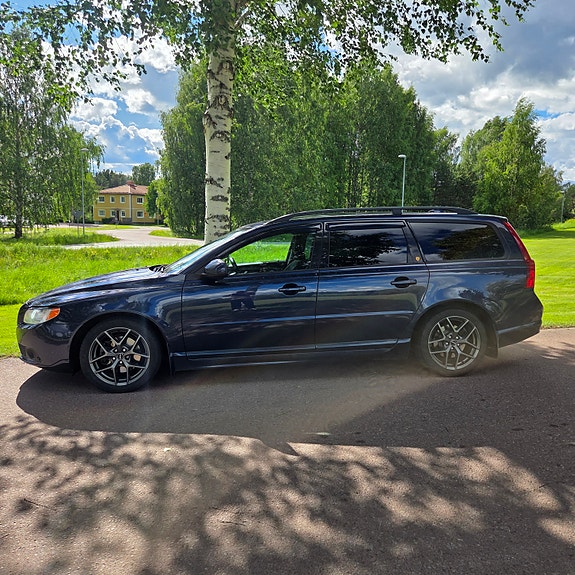 Volvo V70 2 of 5