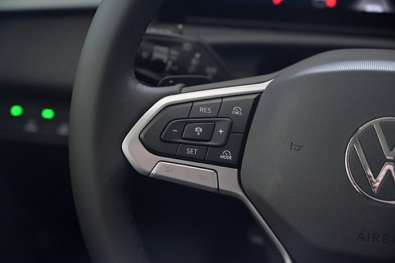 Volkswagen T-Roc 15 of 26