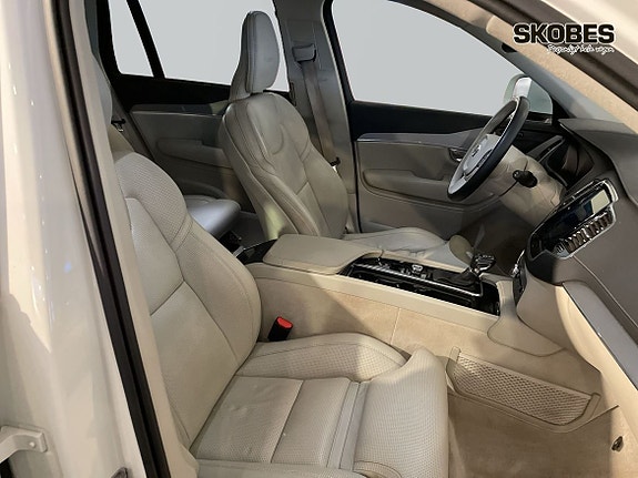 Volvo XC90 10 of 15