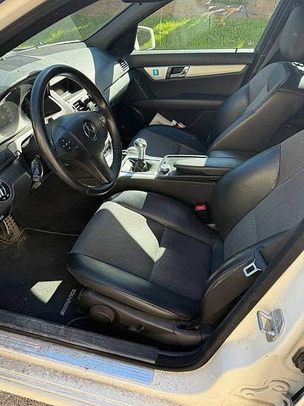 Mercedes-Benz C180 4 of 5