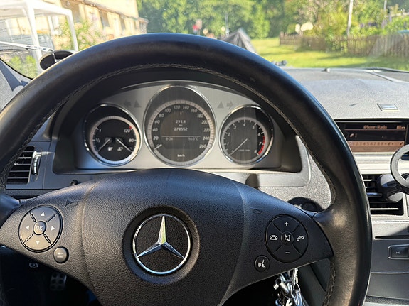 Mercedes-Benz C180 3 of 5