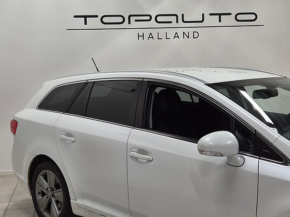 Toyota Avensis 2 of 5
