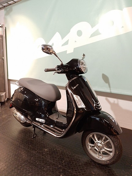 Vespa 300 GTS Super 2 of 2