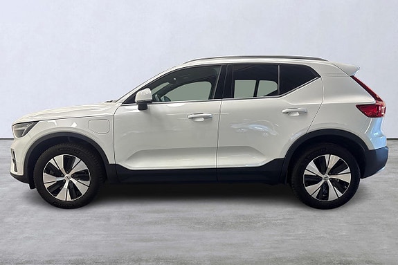 Volvo XC40 2 of 5