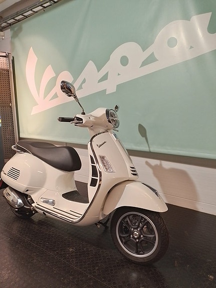 Vespa 300 GTS Super 2 of 2