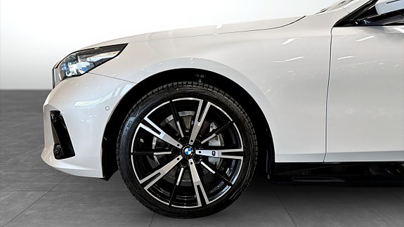 BMW i5 9 of 14